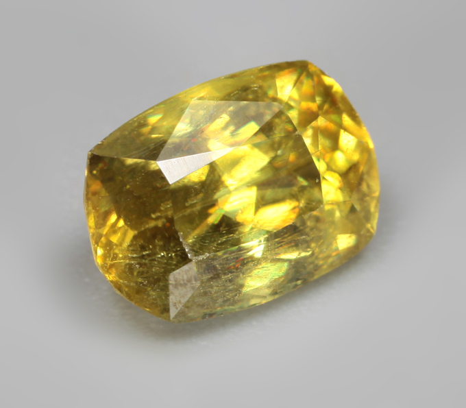 Зеленовато-желтый сфен 1,24 карата