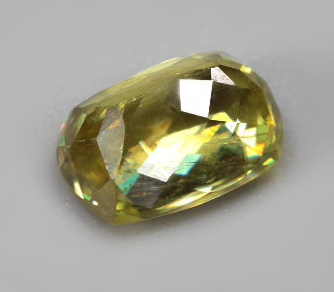 Зеленовато-желтый сфен 1,24 карата