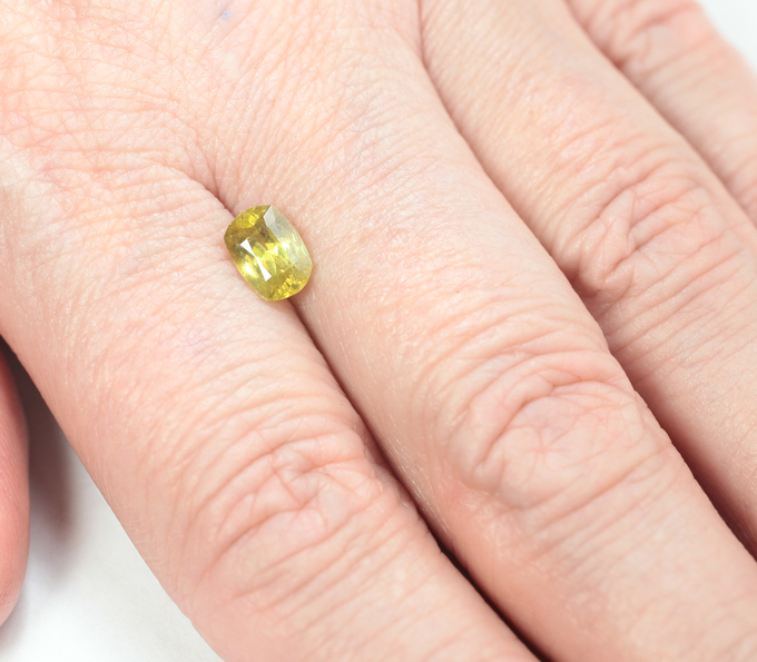 Зеленовато-желтый сфен 1,24 карата