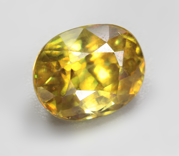 Зеленовато-желтый сфен 1,28 карата