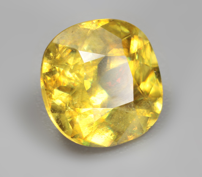 Зеленовато-желтый сфен 1,29 карата