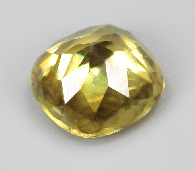 Зеленовато-желтый сфен 1,29 карата