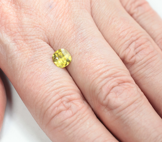 Зеленовато-желтый сфен 1,29 карата