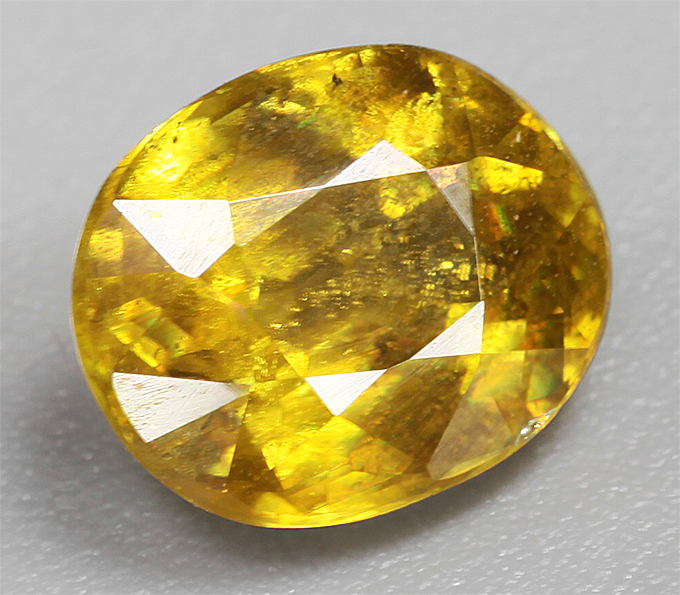 Зеленовато-желтый сфен 1,3 карата