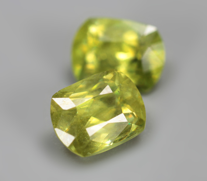 Пара желтовато-зеленых сфенов 2,14 карата