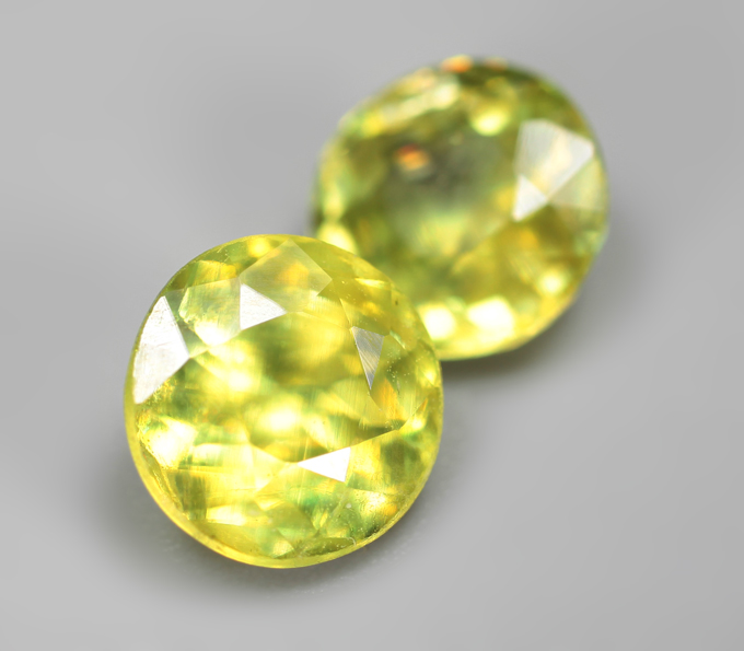 Пара желтовато-зеленых сфенов 2,24 карата