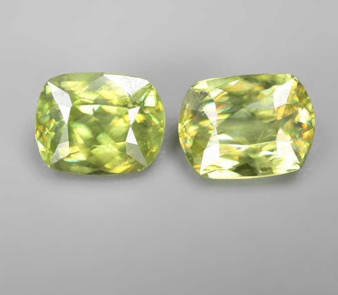 Пара желтовато-зеленых сфенов высокой дисперсии 2,51 карата