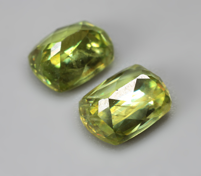 Пара желтовато-зеленых сфенов высокой дисперсии 2,51 карата