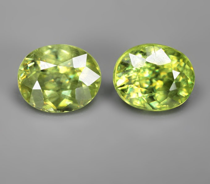 Пара желтовато-зеленых сфенов высокой дисперсии 2,54 карата