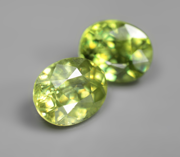 Пара желтовато-зеленых сфенов высокой дисперсии 2,54 карата