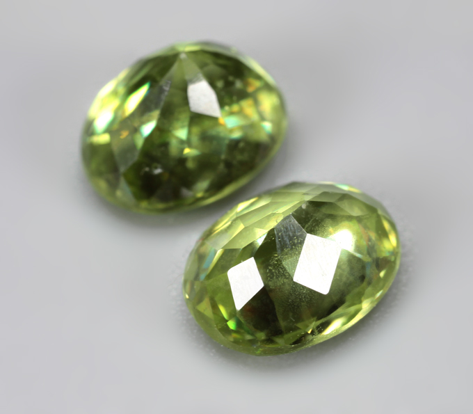 Пара желтовато-зеленых сфенов высокой дисперсии 2,54 карата