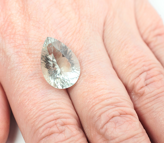 Чистейший зеленый аметист 10,34 карата