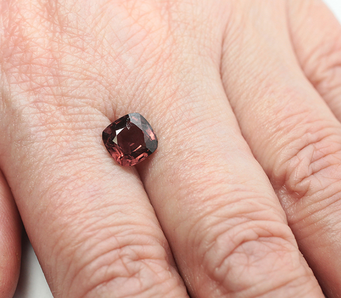 Красновато-оранжевая шпинель 2,04 карата