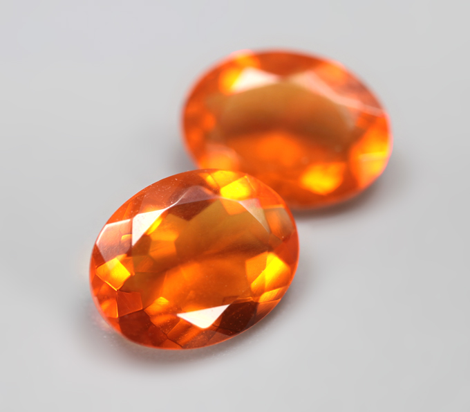 Пара чистейших мексиканских ограненных «огненных» опалов 1,83 карата