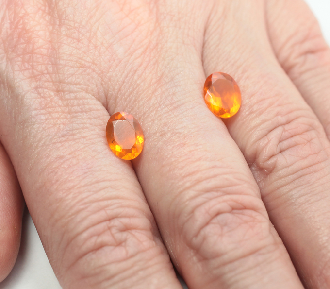 Пара чистейших мексиканских ограненных «огненных» опалов 1,83 карата