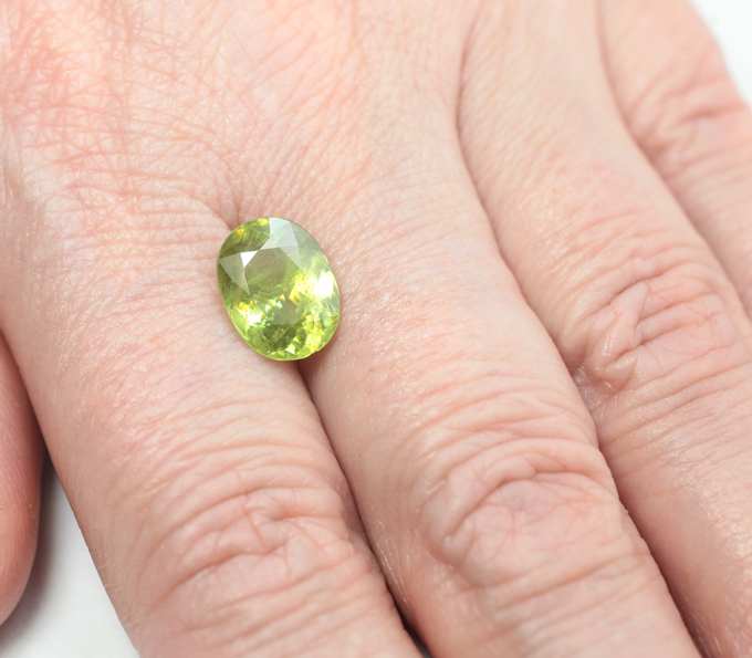 Крупный желтовато-зеленый сфен 3,91 карата