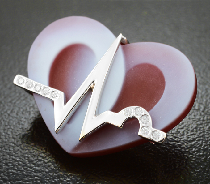 Кулон с халцедоновой камеей на карнелиане 11,86 карата и муассанитами