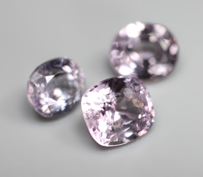 Набор из 3 пастельно-лавандовых шпинелей 2,56 карата