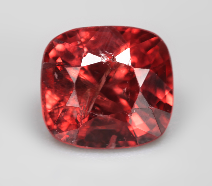 Красновато-оранжевая шпинель 1,64 карата