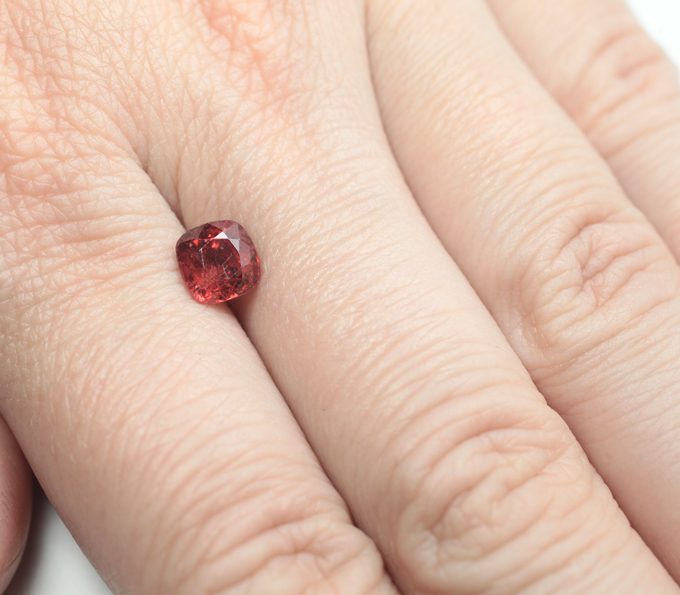 Оранжево-красная шпинель 1,7 карата