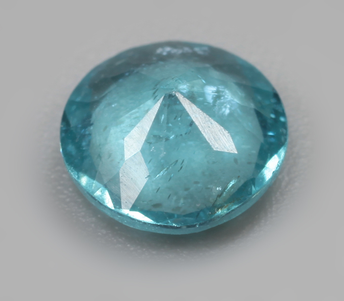 «Неоновый» апатит 0,77 карата