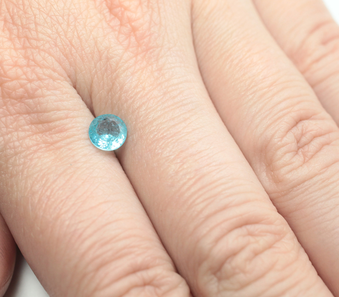 «Неоновый» апатит 0,77 карата