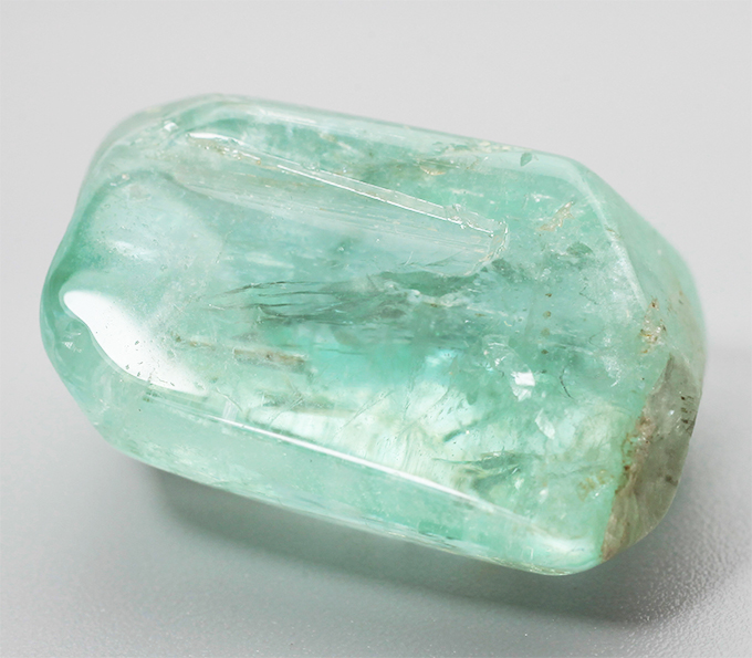 Крупный мятно-зеленый берилл 26,05 карата