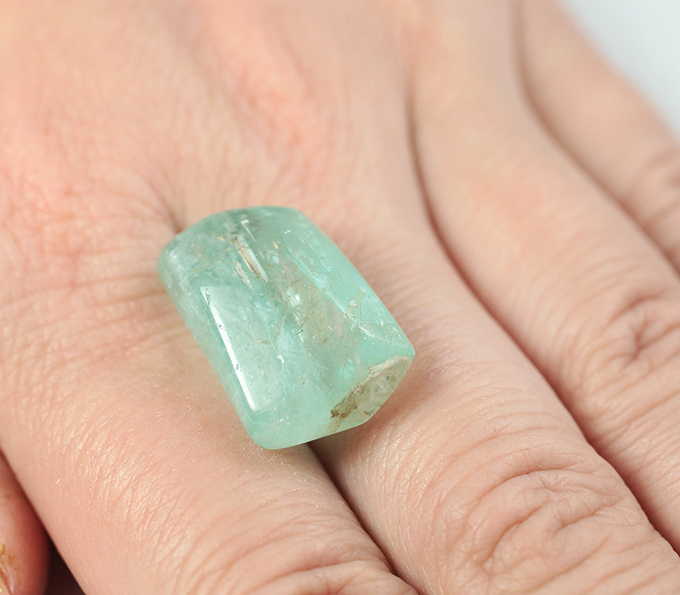 Крупный мятно-зеленый берилл 26,05 карата