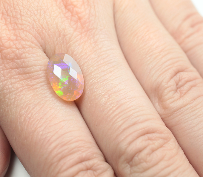 Ограненный "медовый" эфиопский опал 2,77 карата