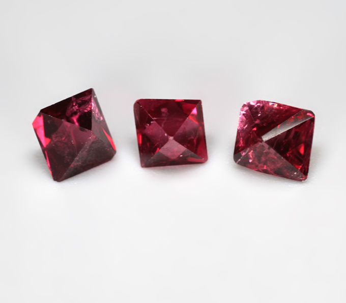 Набор из 3 кристаллов рубиновой шпинели 3,07 карата