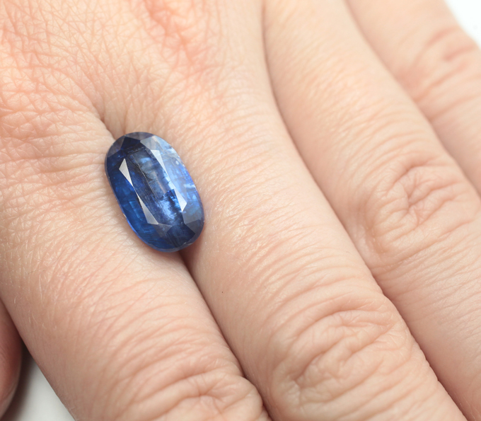 Крупный васильковый кианит 8,21 карата