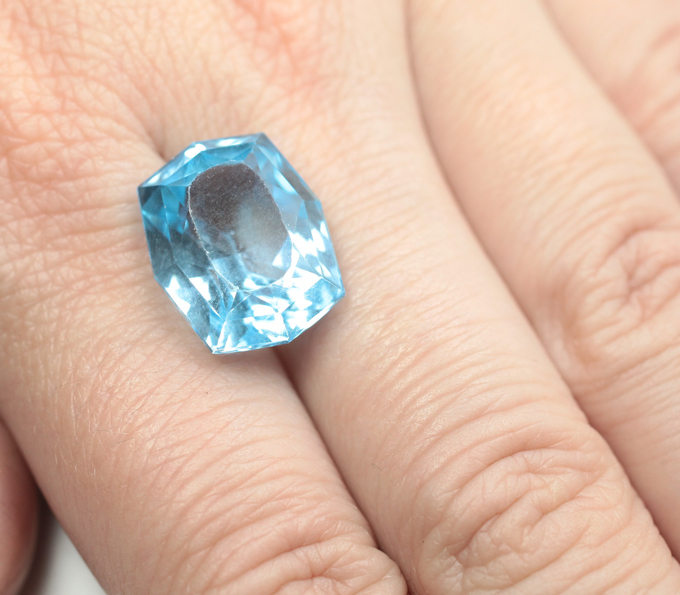London топаз авторской огранки 19,38 карата
