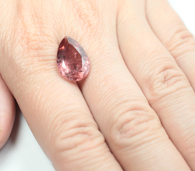 Крупный оранжевато-красный турмалин 6,99 карата