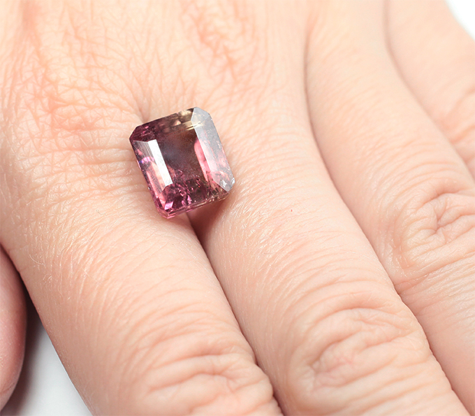 Крупный полихромный турмалин 8,68 карата