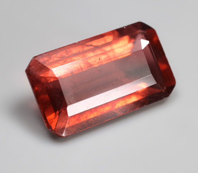 Крупный оранжево-красный турмалин высокой чистоты 6,27 карата