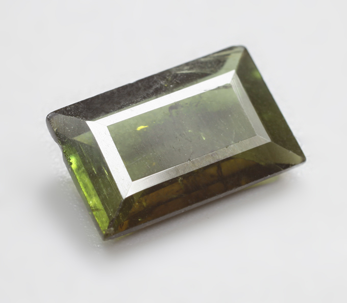 Зеленовато-желтый турмалин 2,04 карата
