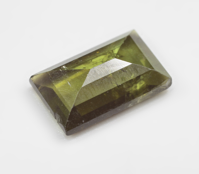Зеленовато-желтый турмалин 2,04 карата