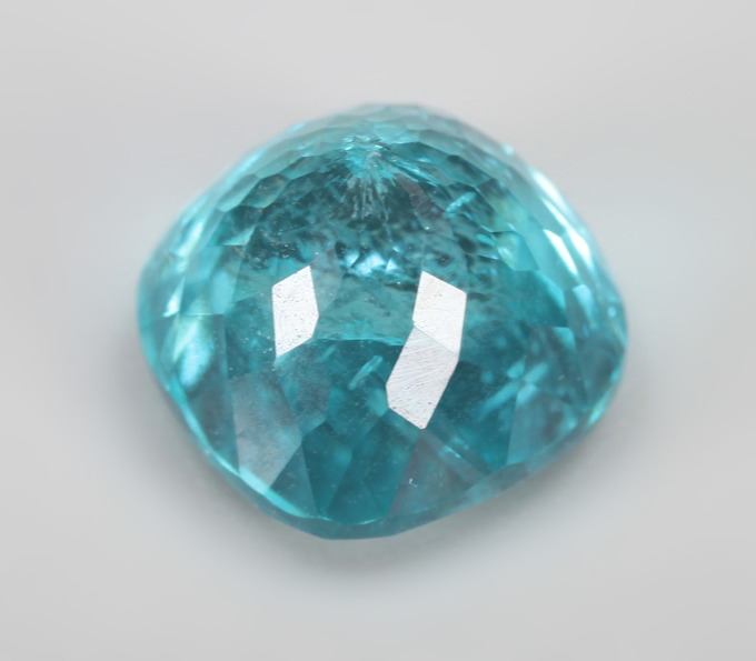 Крупный ярко-голубой «неоновый» апатит 3,57 карата