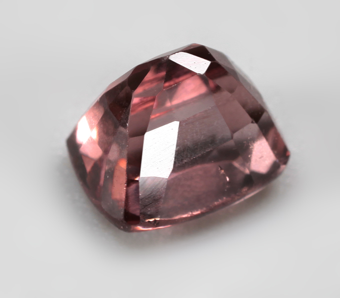 Оранжевато-розовая шпинель 1,18 карата