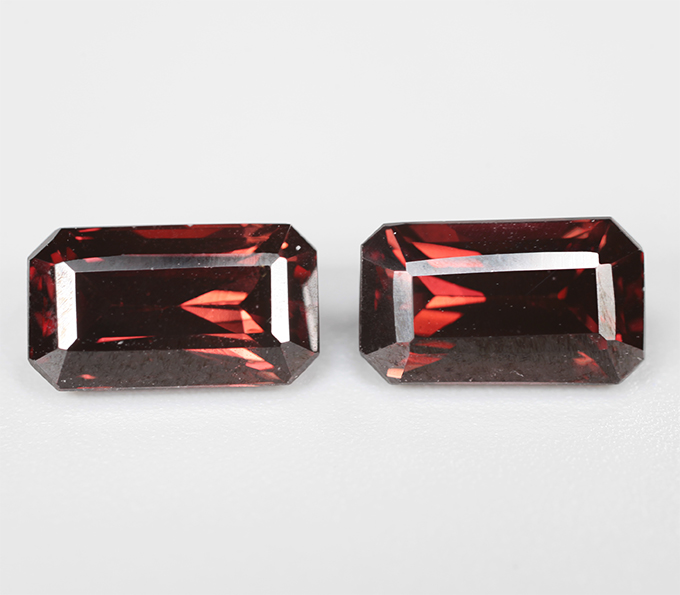 Пара красновато-оранжевых цирконов высокой чистоты 3,94 карата