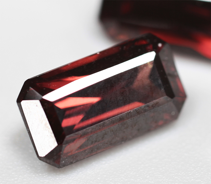 Пара красновато-оранжевых цирконов высокой чистоты 3,94 карата