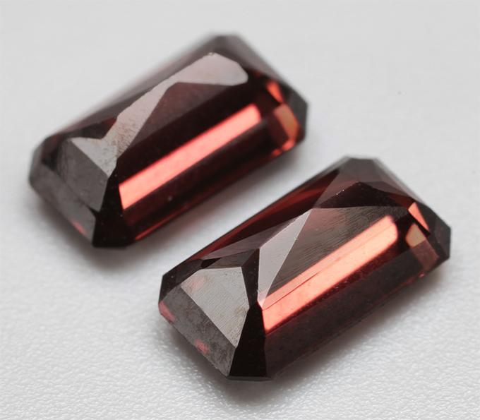 Пара красновато-оранжевых цирконов высокой чистоты 3,94 карата