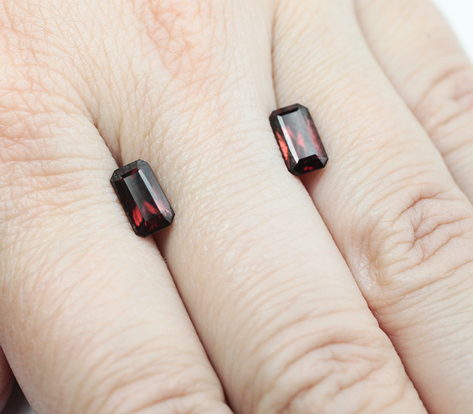 Пара красновато-оранжевых цирконов высокой чистоты 3,94 карата