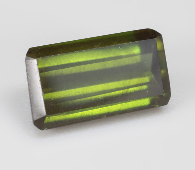 Желтовато-зеленый турмалин 1,2 карата