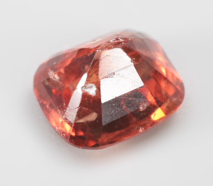 Яркая красно-оранжевая шпинель 1,26 карата
