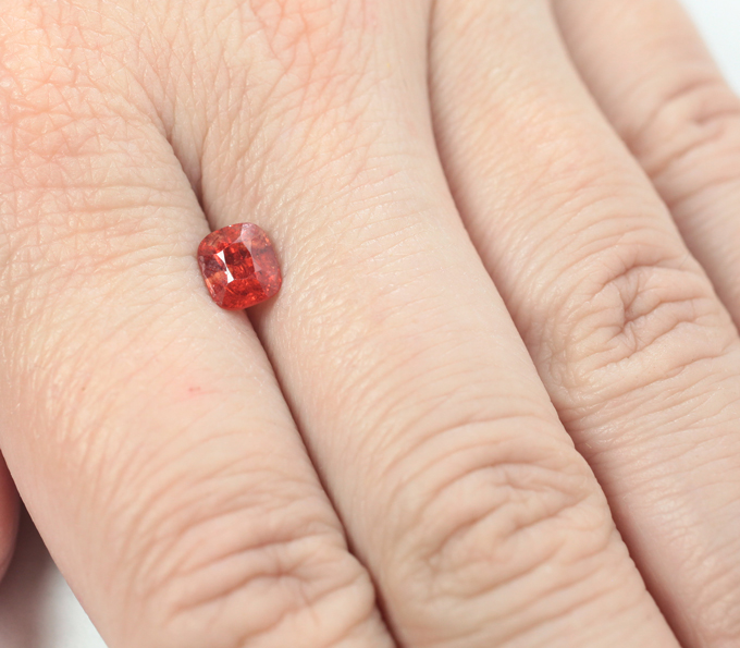 Яркая красно-оранжевая шпинель 1,26 карата