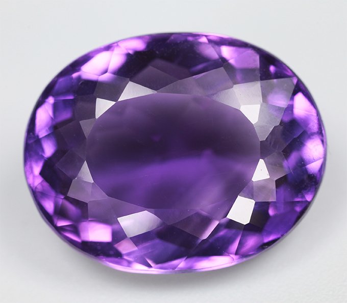 Насыщенный аметист высокой чистоты 15,86 карата