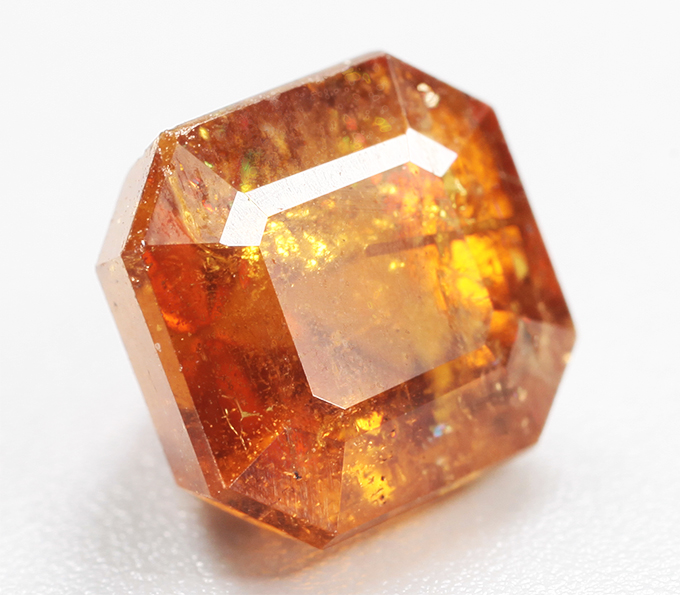 Редкий бастнезит ювелирного качества 3,48 карата