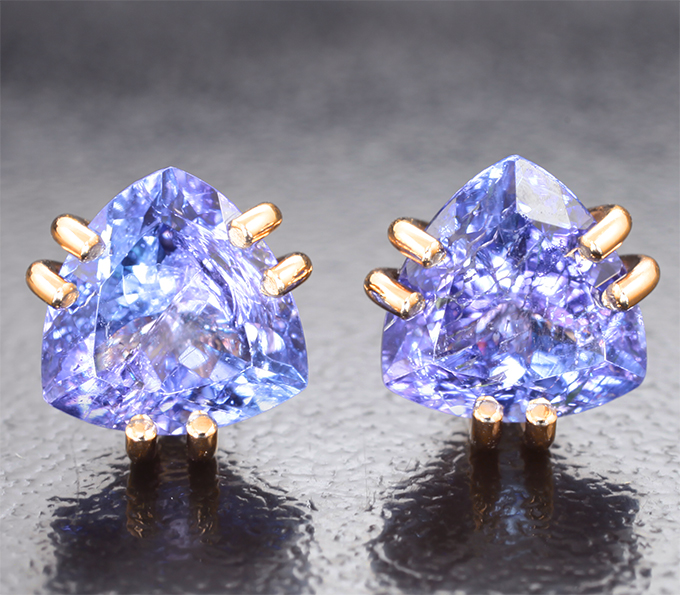 Пусеты с насыщенными танзанитами 2,73 карата