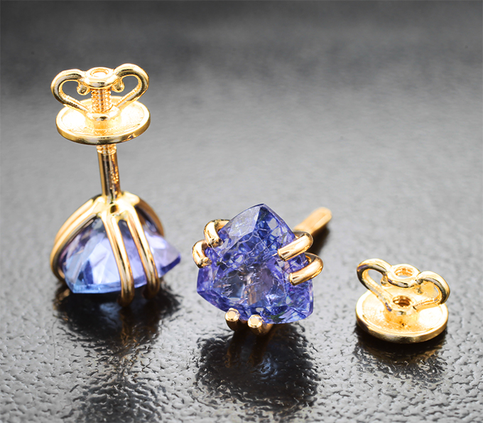 Пусеты с насыщенными танзанитами 2,73 карата